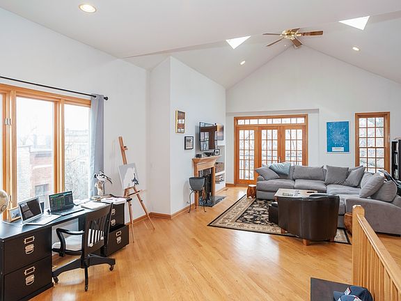 5th image of 651 W Wellington Ave