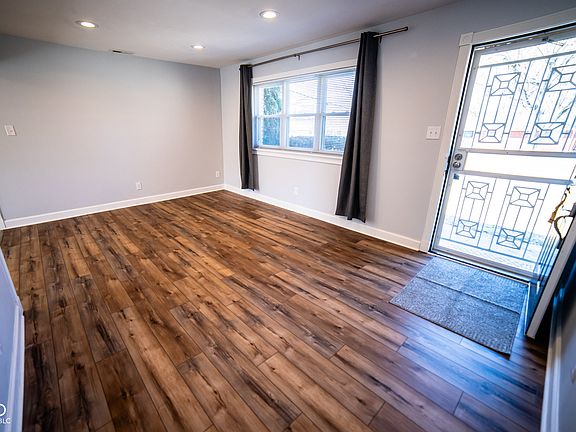 3rd image of 605 Grovewood Dr
