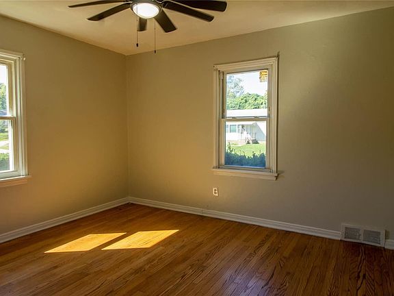 4th image of 214 N Marguerite Ave