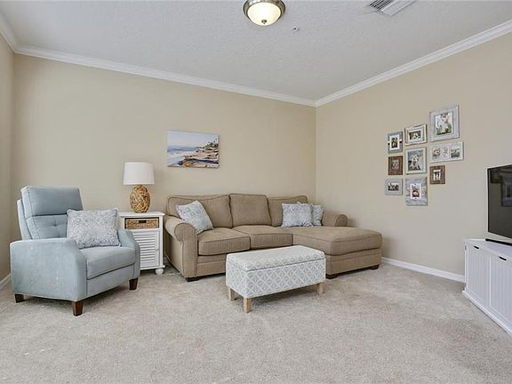 4th image of 938 Fern Ave #1