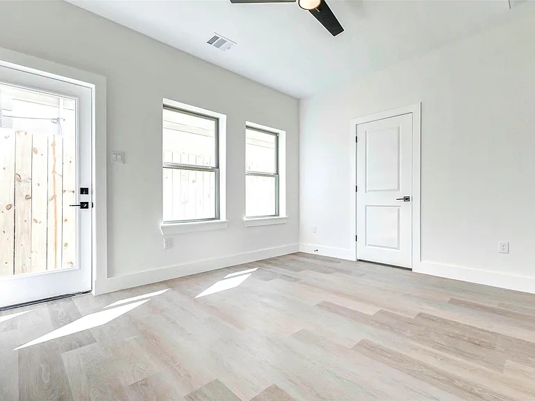 5638 Dolores St — Photo 18