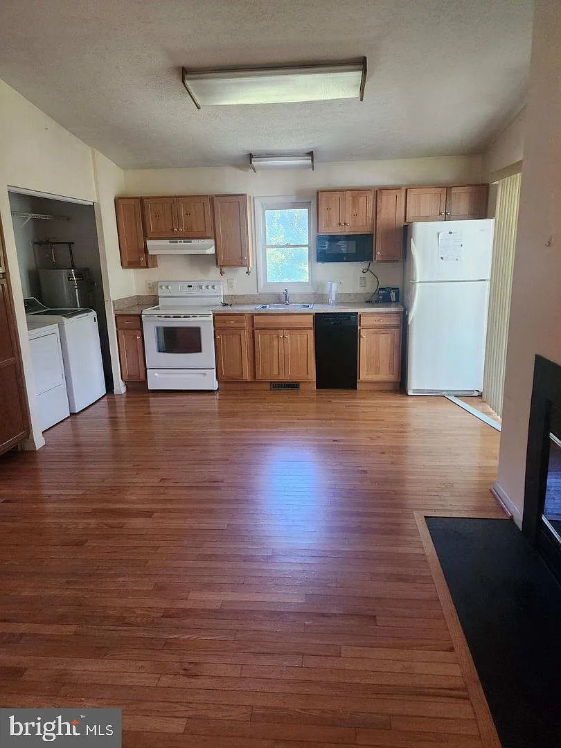 3 bed, 1.0 bath, 1920 sqft, $2,000 — Photo 1