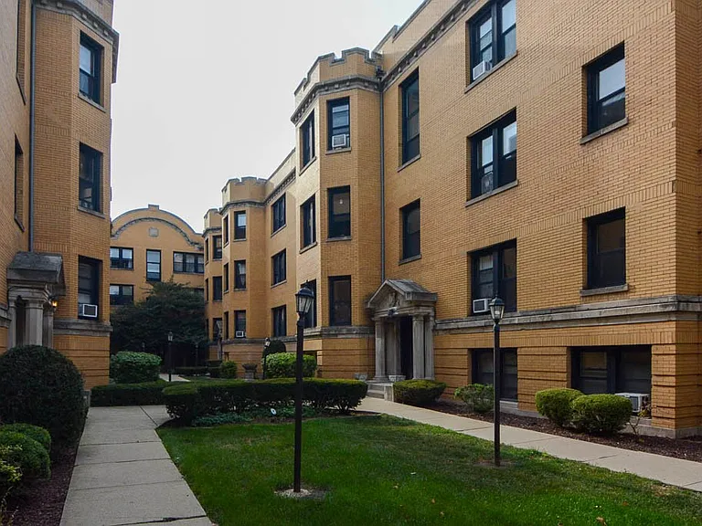 2426 N Sawyer Ave #W2 — Photo 1