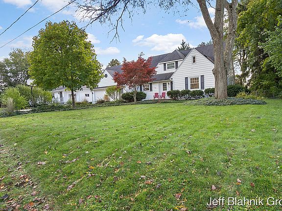 3rd image of 2764 Grandview Dr NW