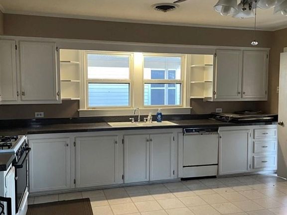 4th image of 121 Pecan St