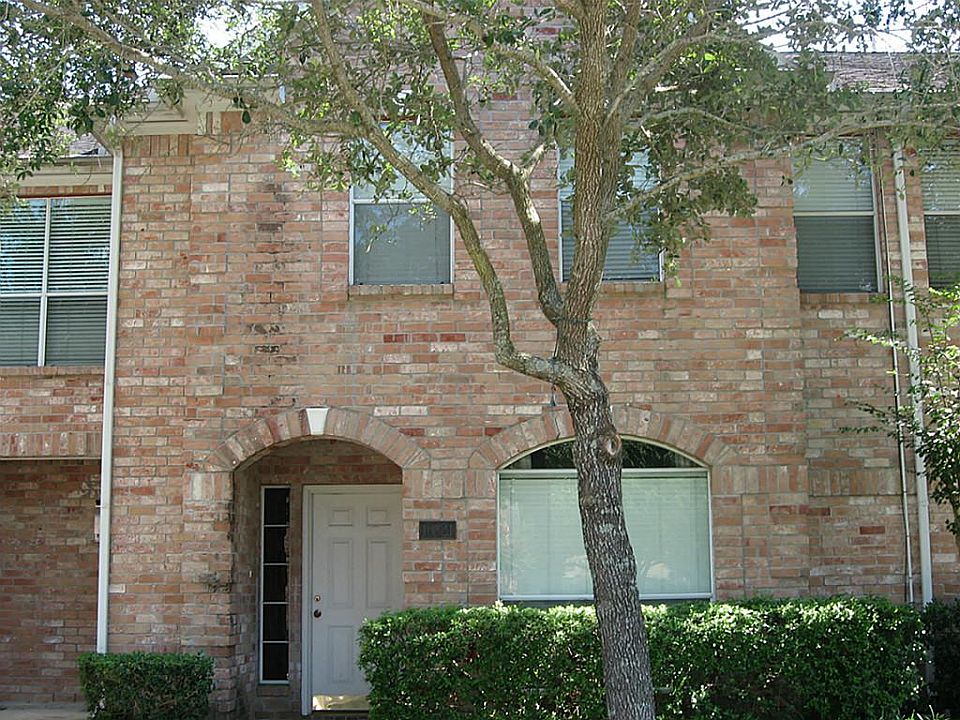 Nice, 2-story townhome conveniently located to 249 or 290!