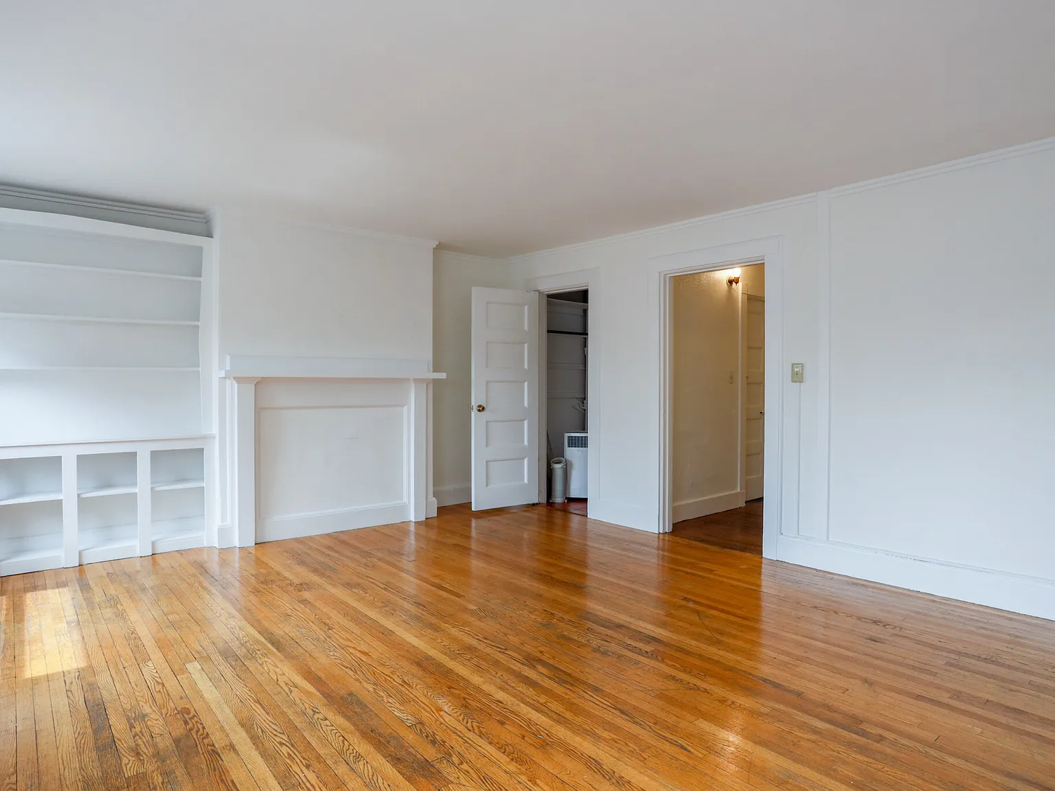Studio, 400 sqft, $2,600 — Photo 2