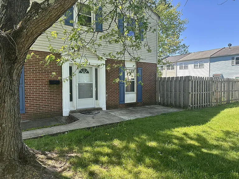 111 Jefferson Ct — Photo 2