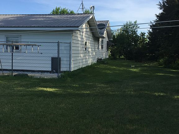 Side yard and dog kennel