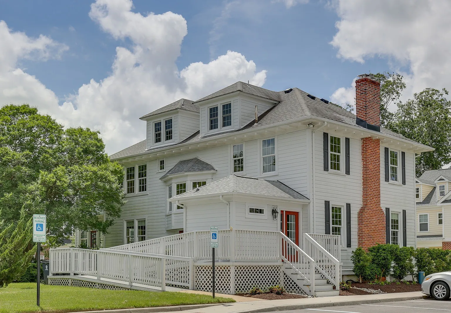 Stunning VB Townhome Style Condo — Photo 3
