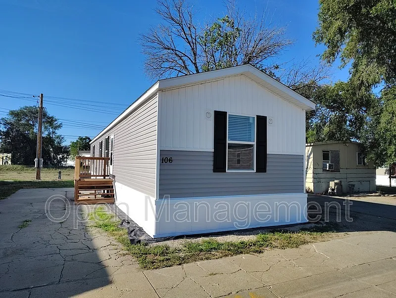 3 bed, 2.0 bath, 1120 sqft, $1,049 — Photo 1