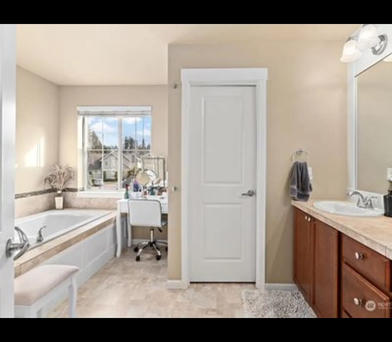 4 bed, 2262 sqft, $3,700 — Photo 3