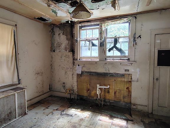 5th image of 1851 Denham St