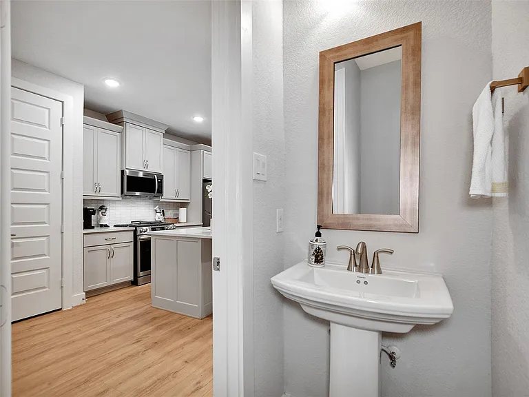 119 E 43rd St #B — Photo 16