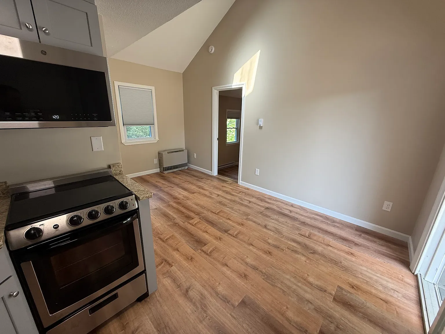 1 bed, 364 sqft, $1,400 — Photo 2