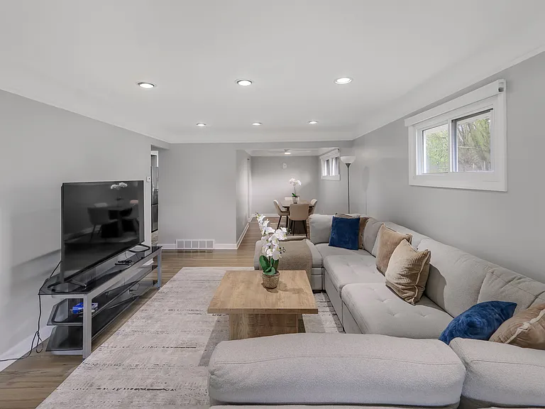 11574 Glamer Dr — Photo 2