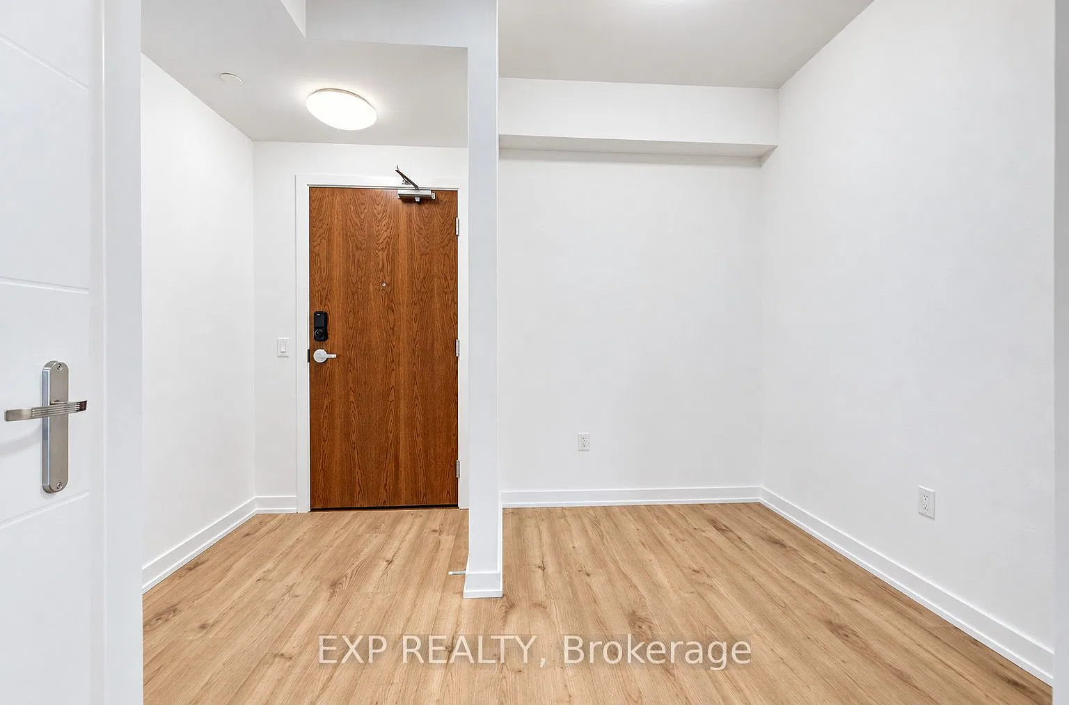 TEK Tower Condos — Photo 4