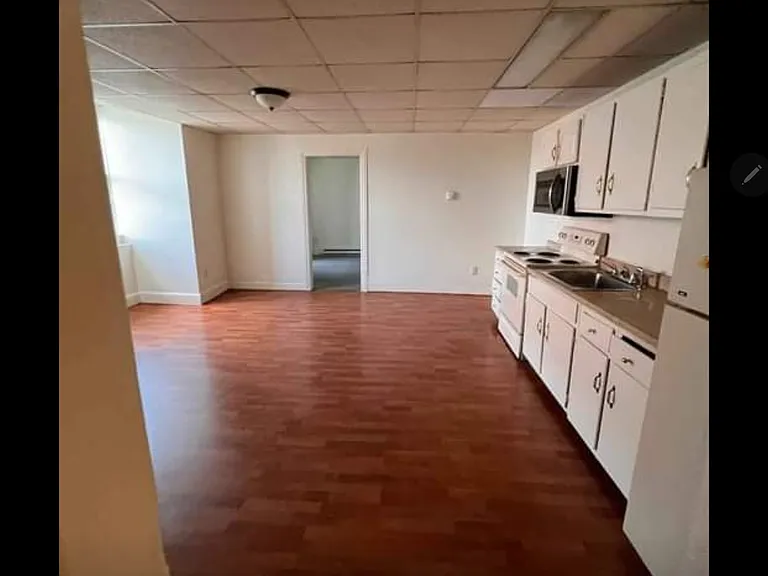 107 W Franklin St — Photo 3
