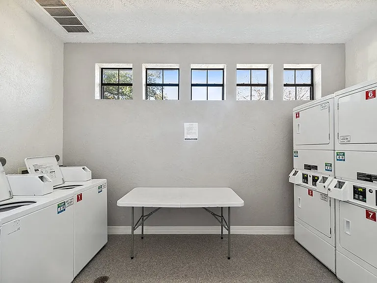 Tivoli Apartments — Photo 17