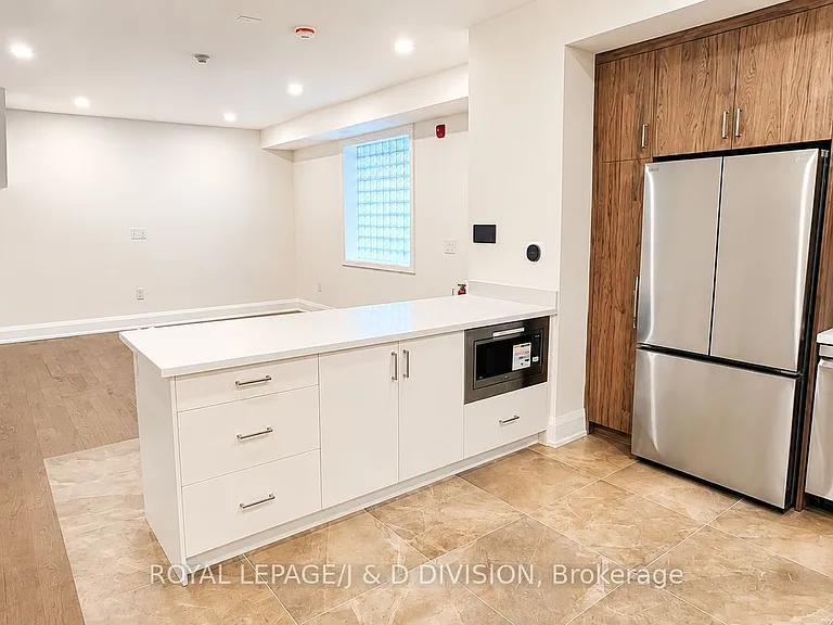 2579 Yonge St #202 — Photo 5
