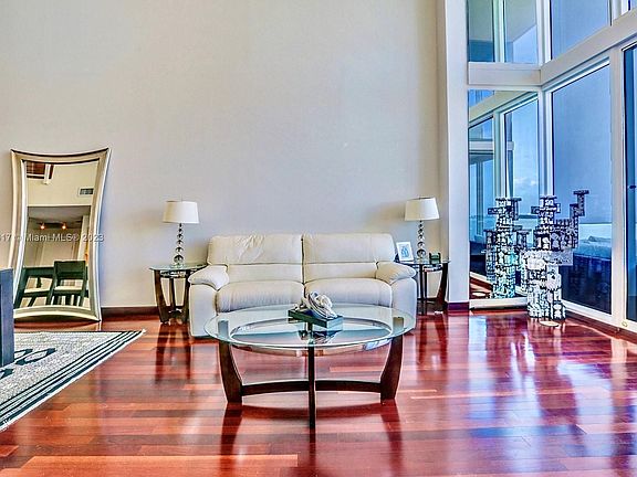 4th image of 601 NE 36th St Suite 6