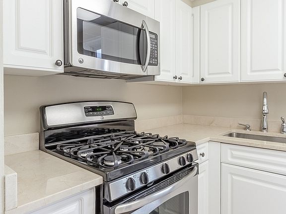 4th image of 251 E 32nd St #19G