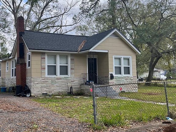 2nd image of 805 Mackinaw St