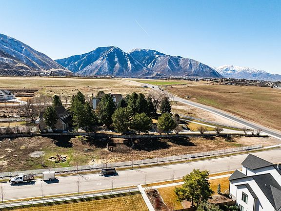 3rd image of 120 E Magnolia Ln