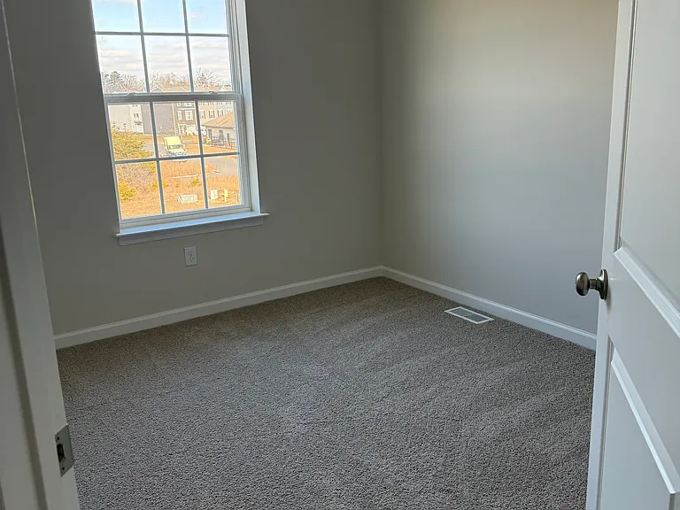 124 Essex Dr — Photo 15