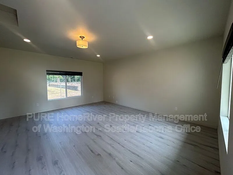 3 bed, 2.5 bath, 2021 sqft, $2,495 — Photo 3