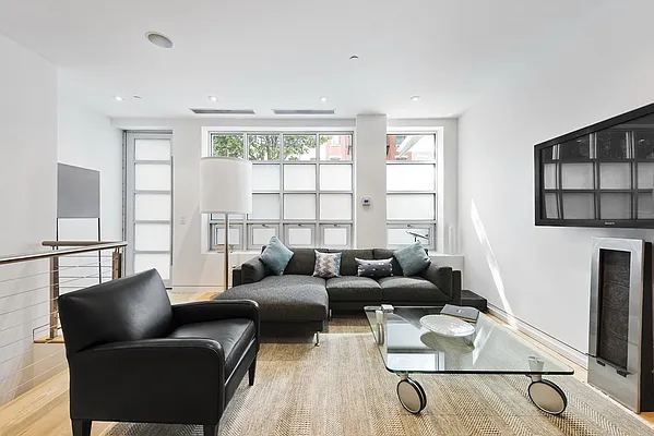 Sold by Nest Seekers International | media 2