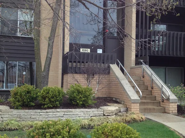 6160 Knoll Wood Rd, Willowbrook, IL 60527