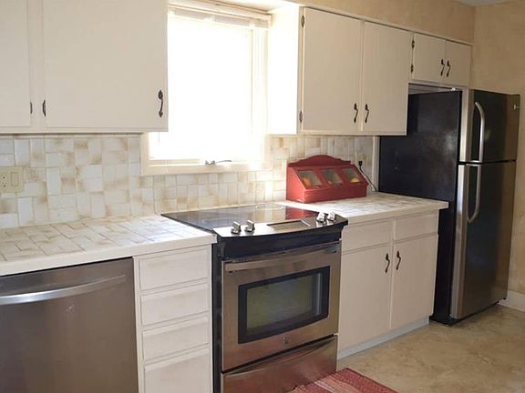 3rd image of 2411 Meadowood St