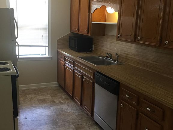 2nd image of 401 N Circle Dr