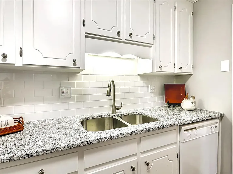224 Clancy Cir — Photo 6