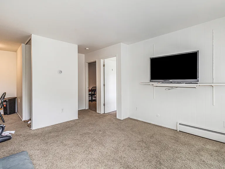 1327 Wilmot St #6 — Photo 4