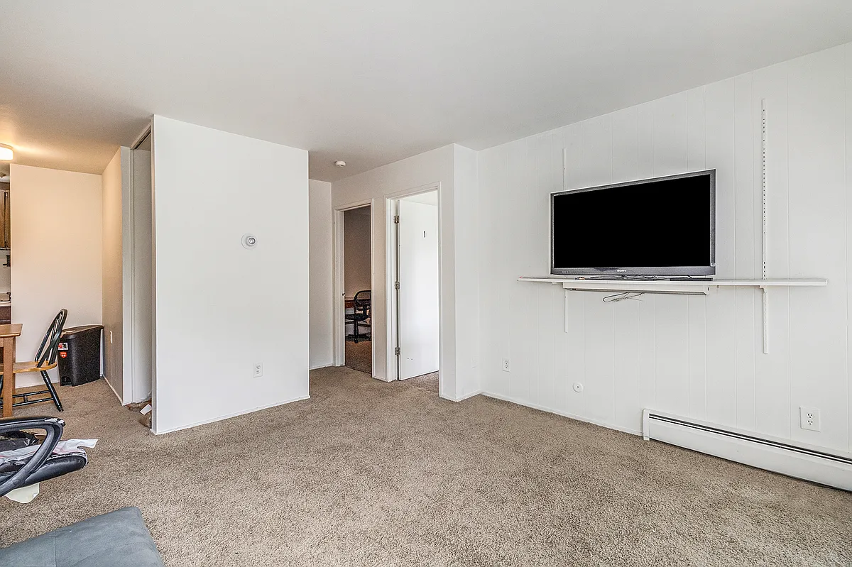 Building Photo - 1327 Wilmot St #6