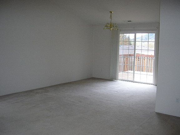 4th image of 370 Rolling Hills Rd