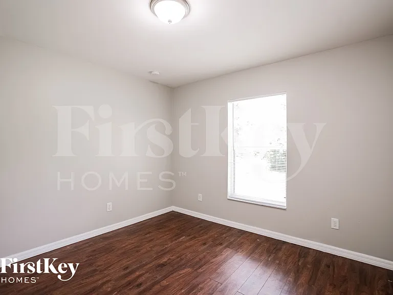 915 Kanuga St E — Photo 14