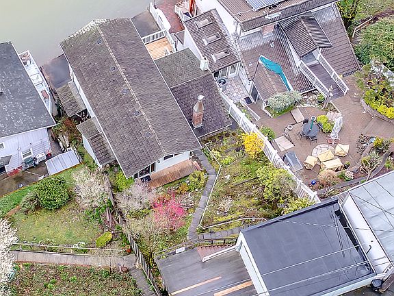 3rd image of 516 Klapache Ave NE