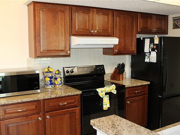 4th image of 327 108th St W #327