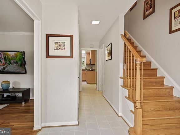 Foyer - Come On In; Let's Have a Look Together!