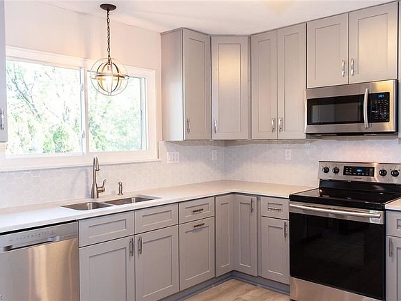 3rd image of 18244 Fox Hollow Dr