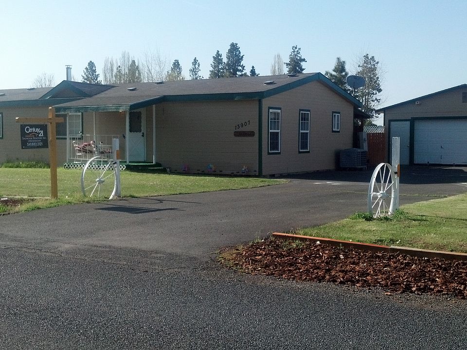 Paved driveway, room for RV
