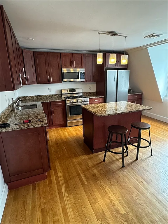 3 bed, 2.0 bath, 1600 sqft, $4,200 — Photo 1