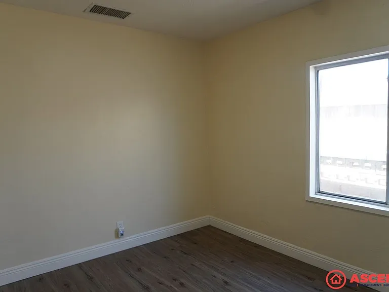 1106 Wilson Ave — Photo 10