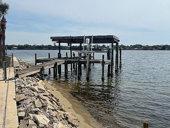 4th image of 911 Lighthouse Rd