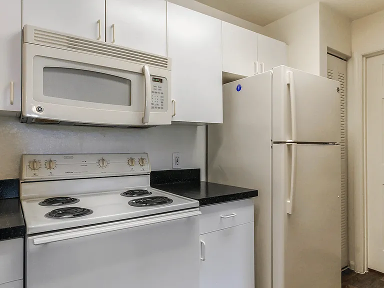 Windermere Apartments — Photo 17