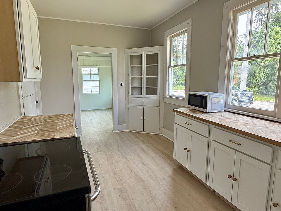 1st image of 160 SE McCray Ave #452
