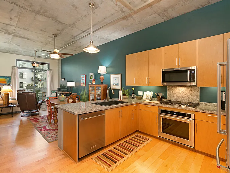 527 10th Ave #410 — Photo 8